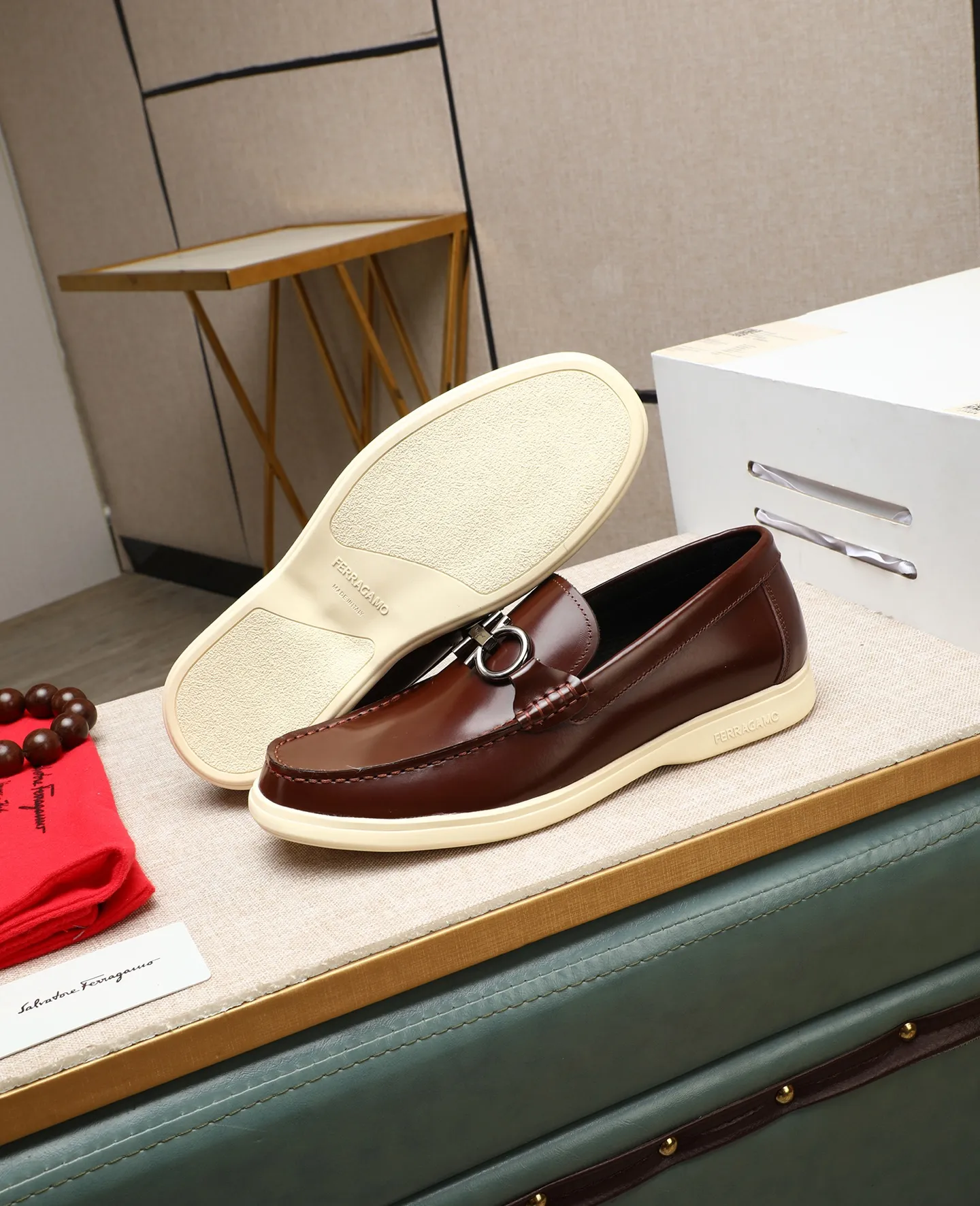 Men's shoes 💰580 📛📛(water-dyed cow lining) Salvatore Ferragamo high-end (Salvatore Ferragamo) is the top international luxury footwear brand. It comes from the fashion kingdom of Italy. It is famous all over the world for its traditional handmade design and novel styles... 🚶🏻🚶🏻New suit shoes are available simultaneously at the counter. This style is purely handmade. The fabric is imported Italian calfskin➕Soft water-dyed cowhide lining. Original authentic outsole🌀🌀Size: 38➖44 (45 46 customized)